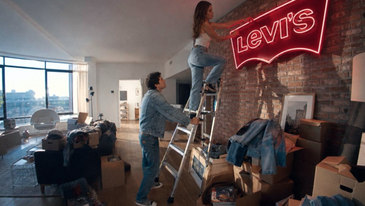 Hanging a red neon Levi's sign on a brick wall
